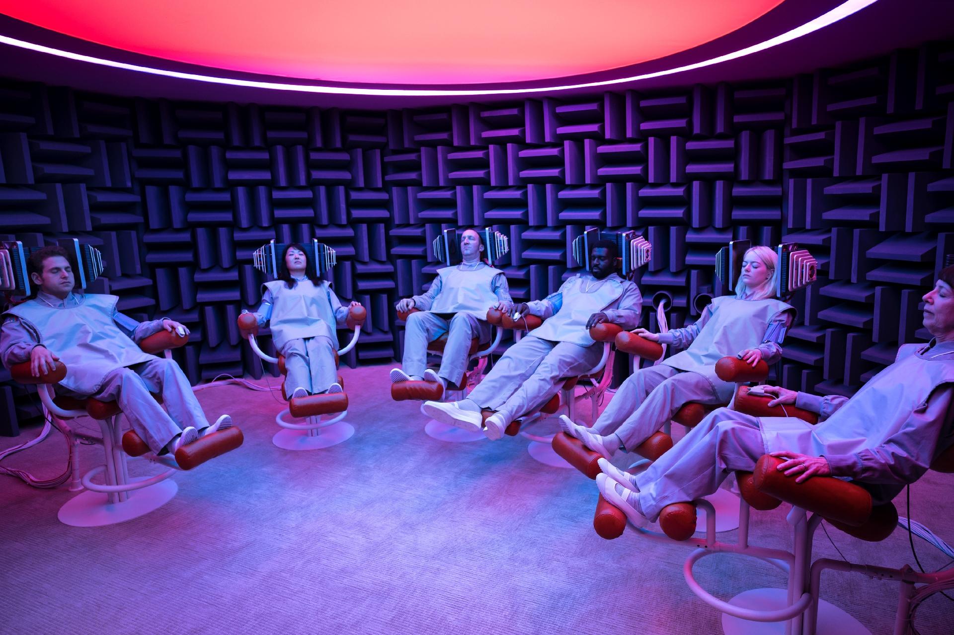 Grupo de cobaias da indústria farmacêutica é tratado em cena do terceiro episódio de "Maniac", nova minissérie da Netflix - Michele K. Short/Netflix