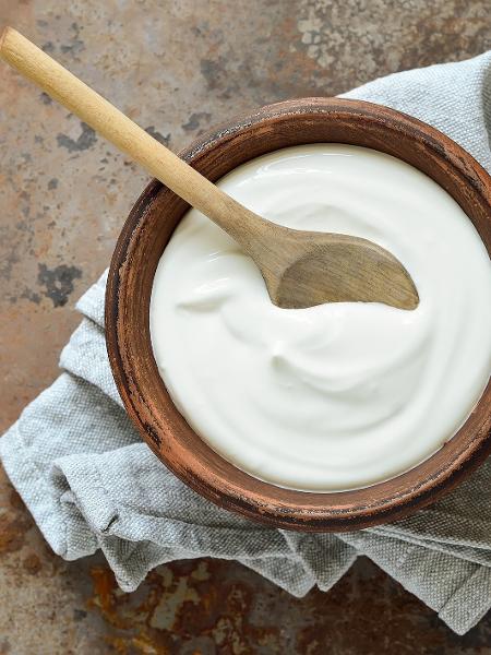 O iogurte é probiótico e tem efeito anti-inflamatório, que protege a mucosa do intestino - iStock