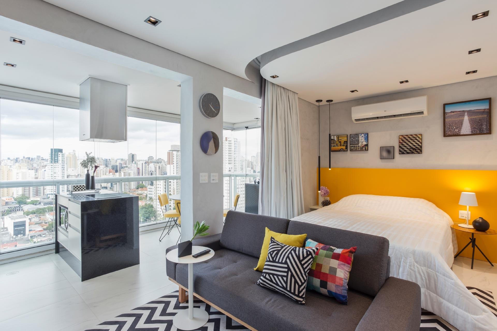 Conforto visual é primordial em um ambiente de descanso. Assim, a cortina  também funciona para bloquear a luz proveniente do exterior ? uma vez que só era permitido pelo condomínio o uso de persianas como proteção do terraço para não interferir na fachada ?, garantindo boas noites de sono - Maura Mello/Divulgação