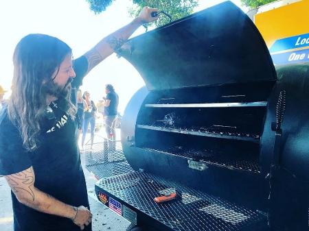 Dave Grohl comandou churrasqueira em evento de Los Angeles - Reprodução
