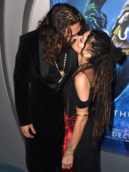 Jason Momoa posa para fotos com a mulher na pré-estreia de "Aquaman" em Hollywood - Mario Enzone/Reuters