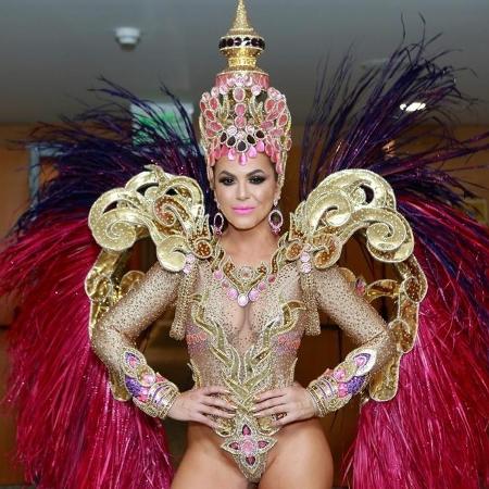 Tania Oliveira como madrinha de bateria da Dragões da Real no Carnaval de 2019 - Iwi Onodera/UOL
