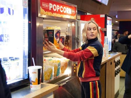 Brie Larson, a Capitã Marvel, distribui pipoca antes de sessão do filme - Reprodução/Twitter
