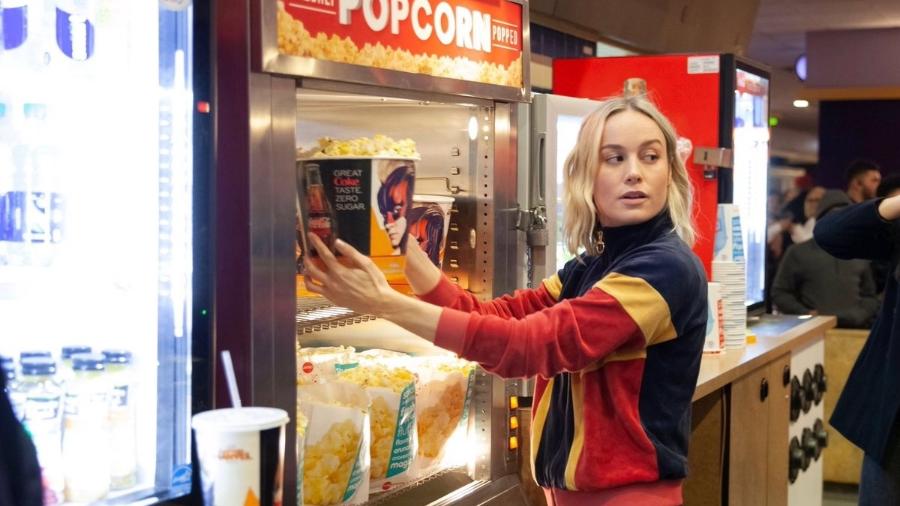 Brie Larson, a Capitã Marvel, distribui pipoca antes de sessão do filme - Reprodução/Twitter