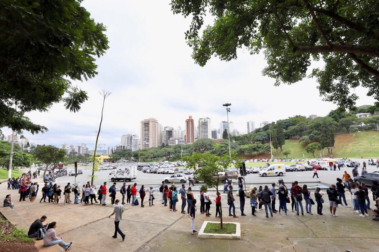 Público faz fila no Estádio do Pacaembu para comprar ingressos para o show de Sandy e Junior - Mariana Pekin/UOL