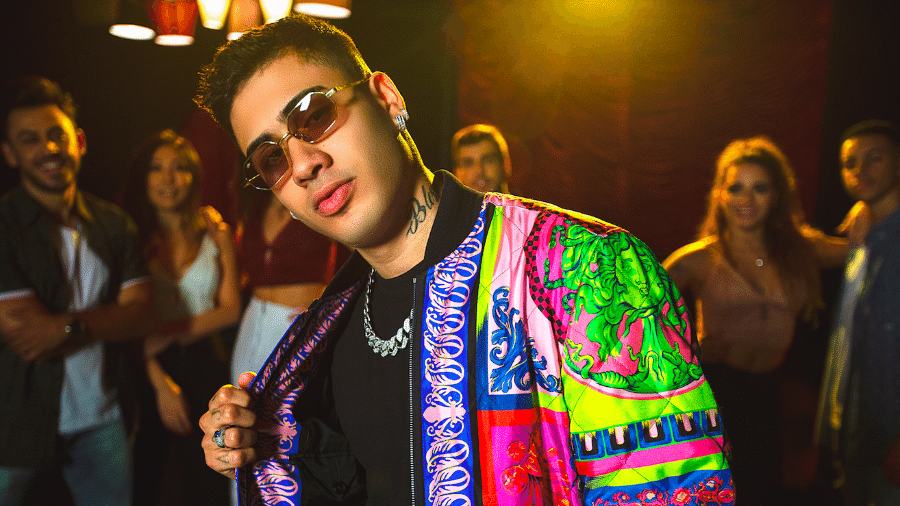 O cantor Kevinho com uma jaqueta Versace no clipe "Facilita" - Divulgação/Kondzilla