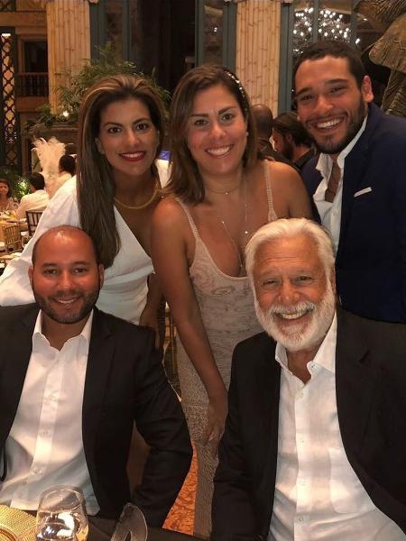 Antonio Fagundes posa com os quatro filhos em foto: "Timaço" - reprodução/Instagram