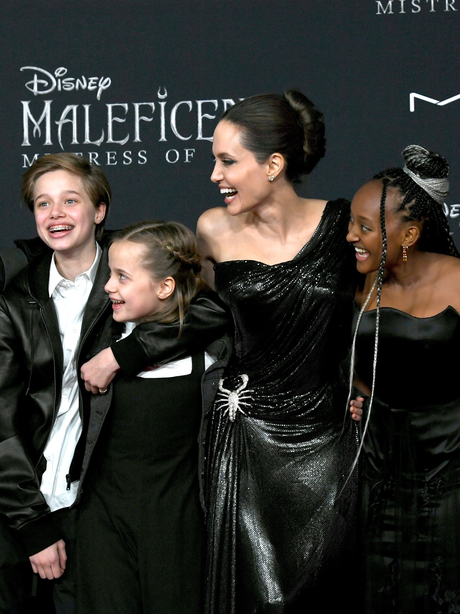 Angelina Jolie aproveita momento descontraído ao lado dos filhos
