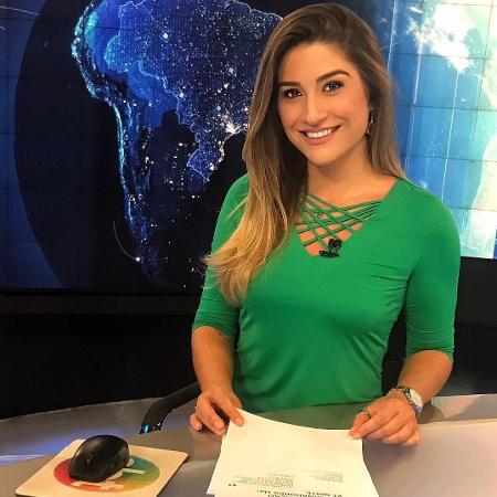 A repórter e apresentadora Kallyna Sabino na bancada do SBT Brasil - Reprodução/Instagram/kallynasabino