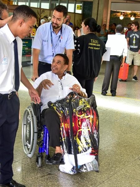 Agnaldo Timóteo desembarca de cadeira de rodas em aeroporto - Sá Barreto/AgNews