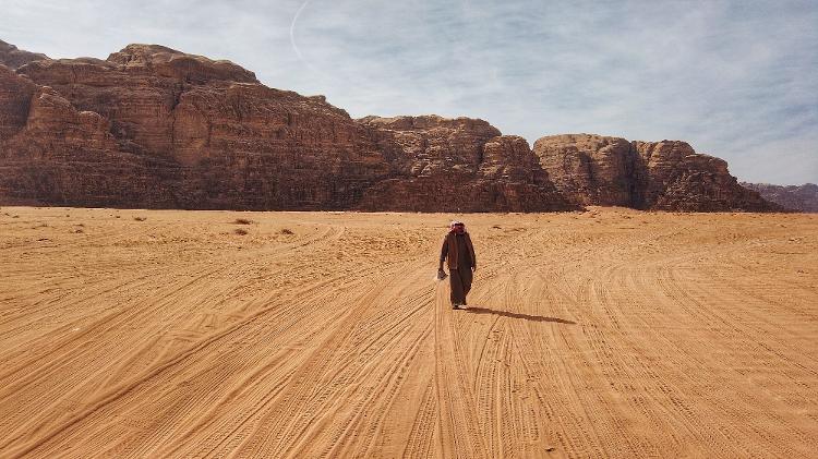 Beduíno no Wadi Rum - Joshua Lanzarini/Unsplash