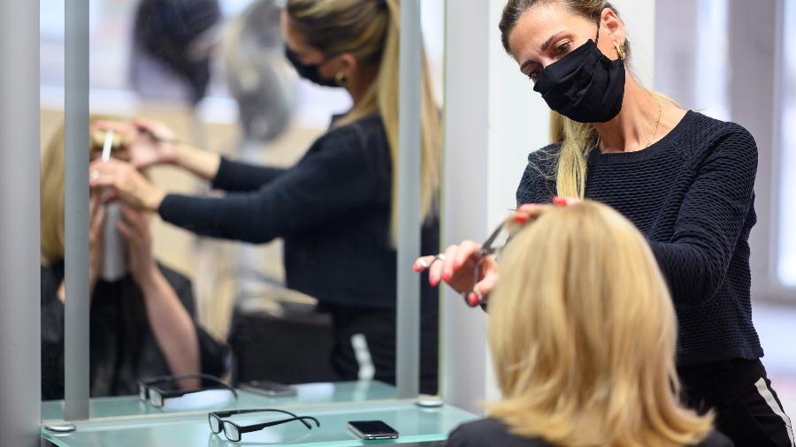 A pesquisa acompanhou dois cabeleireiros que atenderam clientes enquanto estavam com covid-19 - Getty Images