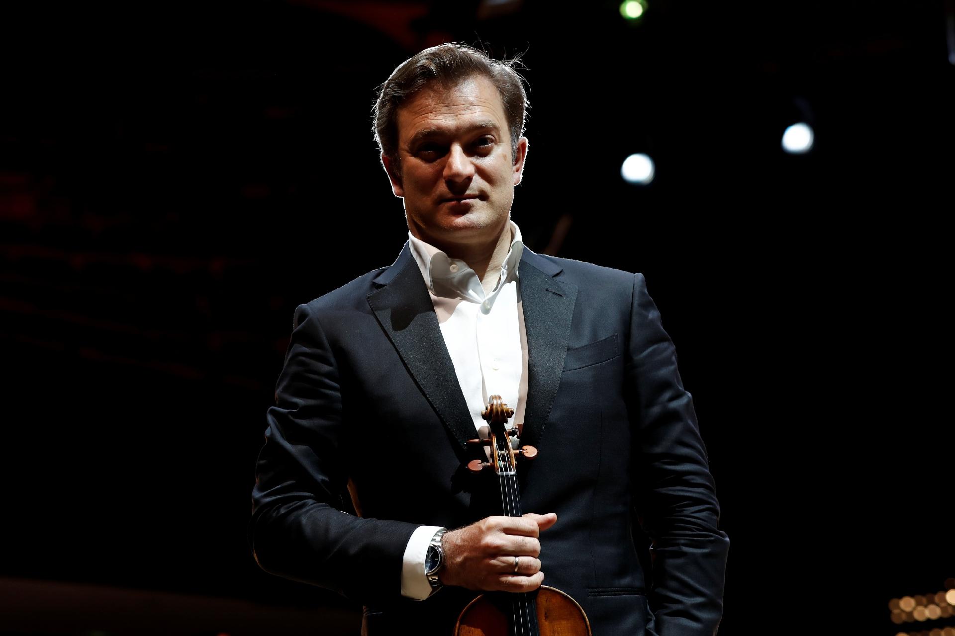 Violinista Renaud Capuçon e sua orquestra de cordas de 23 pessoas executam a peça "Metamorphosen", do compositor alemão Richard Strauss, em sala vazia em Paris - BENOIT TESSIER/Reuters