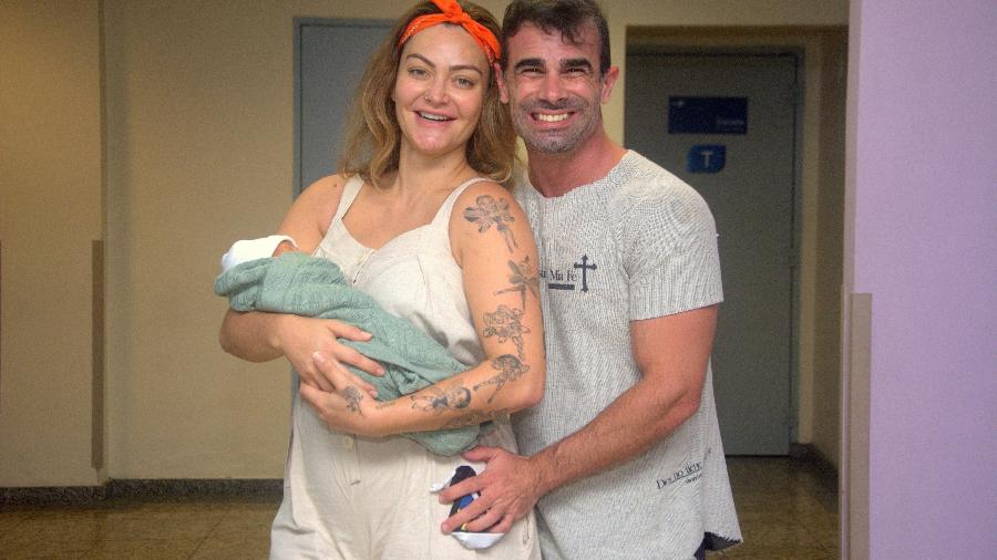 09.ago.2020 - Laura Keller tem alta de maternidade com o filho Jorge Emanuel, no Rio de Janeiro - Webert Belecio / AgNews
