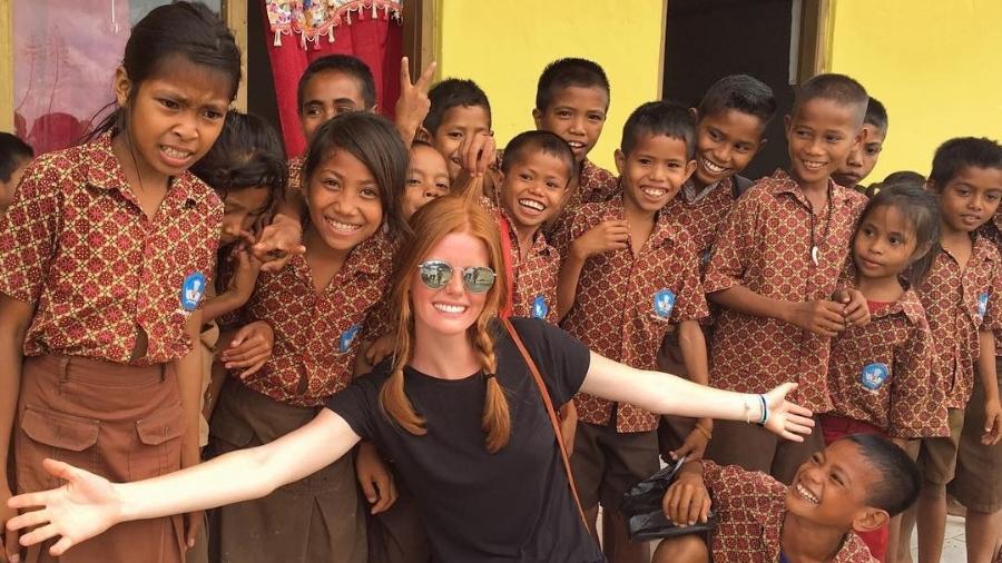 Sonia Vasena com as crianças da ilha de Sumba, na Indonésia - Reprodução Instagram