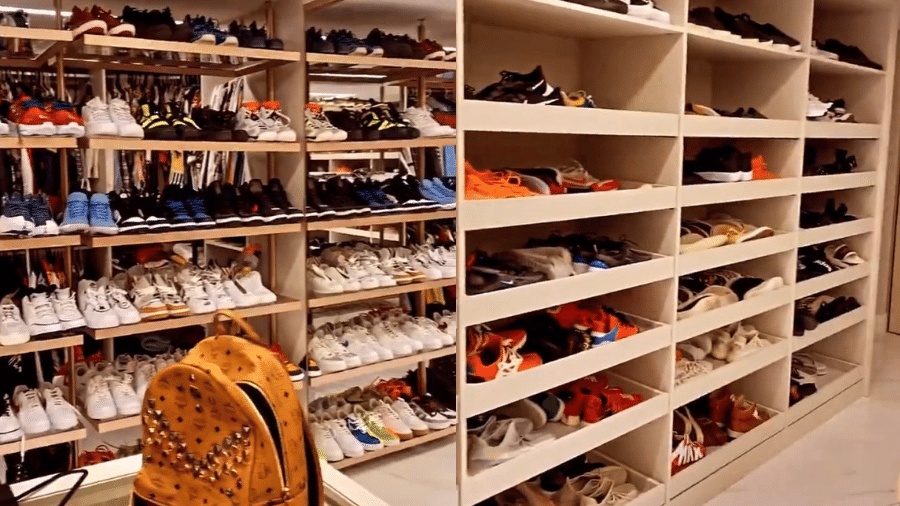 Leo Santana mostrou que seus tênis ocupam duas estantes recheadas de seu closet - Reprodução/Instagram/@leosantana
