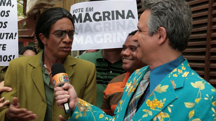 O humorista Hubert Aranha (à dir.) entrevista a personagem Magrina da Silva (Hélio de la Peña), sátira de Marina Silva