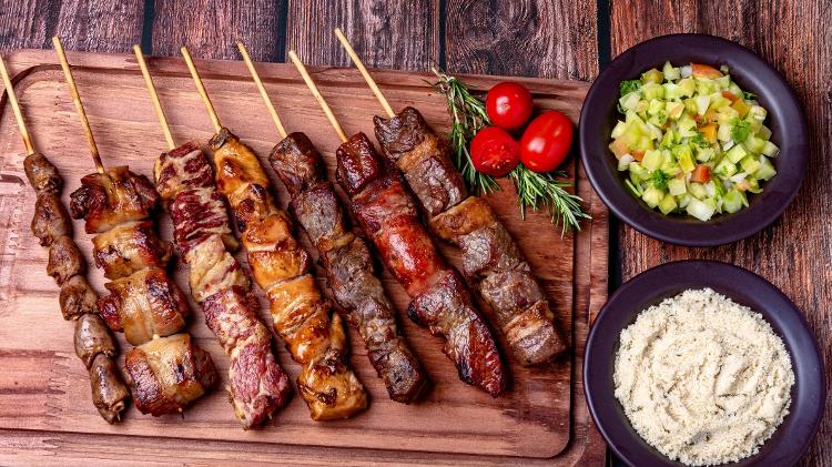 Variedade de espetinhos: forma prática de servir e comer um pouco de tudo - Getty Images/iStockphoto - Getty Images/iStockphoto