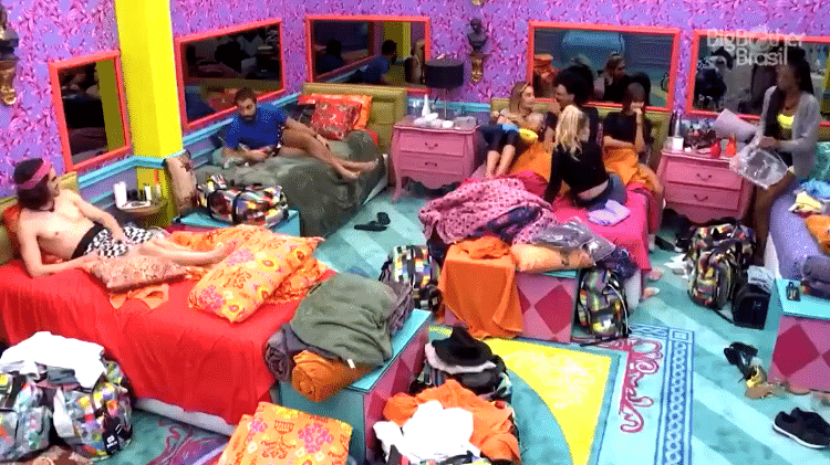 BBB 21: Sarah em conversa no quarto colorido - Reprodução/Globoplay - Reprodução/Globoplay