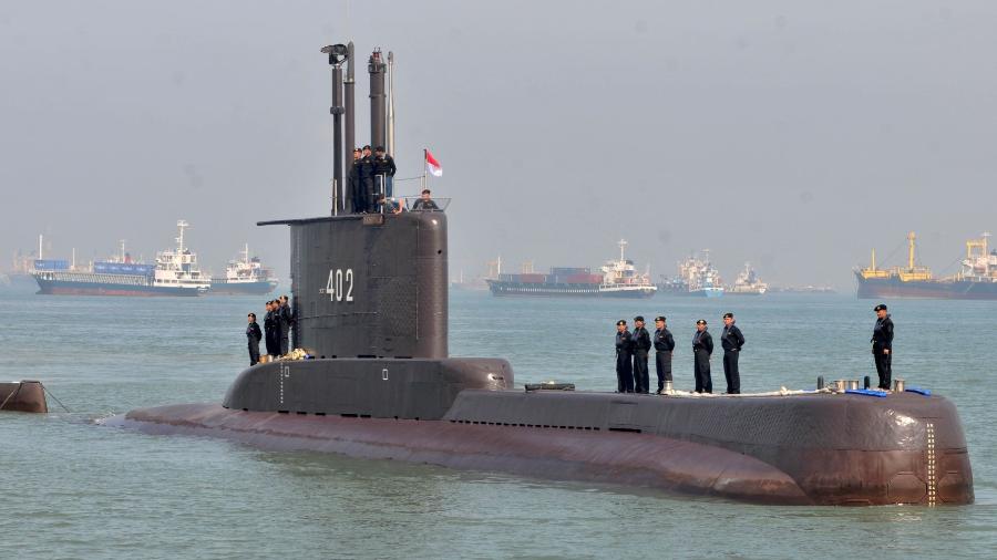 Submarino KRI Nanggala-402 e sua tripulação em foto de 2012 - Reuters
