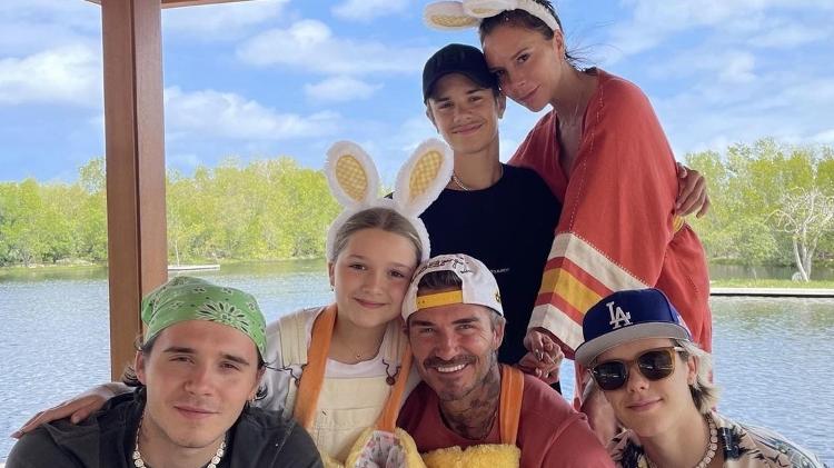 David e Victoria Beckham posam com os filhos, Brooklyn, Romeo, Cruz e Harper David e Victoria Beckham posam com os filhos, Brooklyn, Romeo, Cruz e Harper