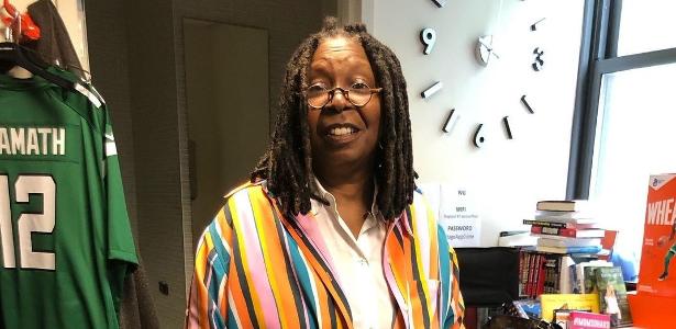 Whoopi Goldberg revela estar usando andador devido à ciática - Vimarsana News