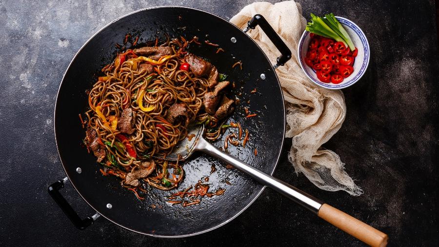 Panela wok pode ser muito versátil na cozinha: conheça alguns modelos - Getty Images/iStockphoto