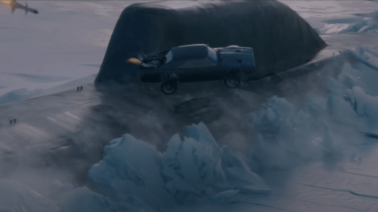 La Dodge Charger R/T (Vin Diesel) di Dominic Toretto salta fuori bordo dopo che la Lambo è affondata in mare - razza - razza