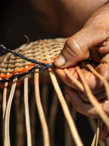 Mulheres manuseiam fungo utilizado na cestaria yanomami, durante a produção do artesanato, na comunidade de Maturacá, Terra Indígena Yanomami (AM) - Rogério Assis/ ISA