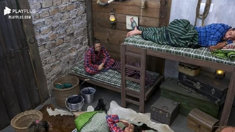 A Fazenda 13: Peões dormem na baia - Reprodução/Playplus - Reprodução/Playplus