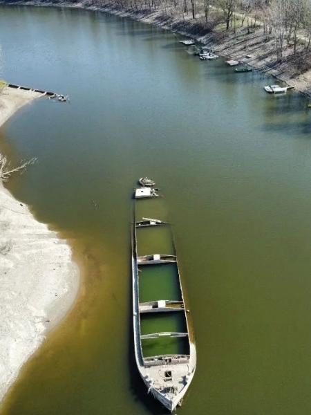 Uma embarcação foi encontrada em Gualtieri, na Itália, devido à seca no Rio Pó. - Reprodução/Instagram Alessio Bonin