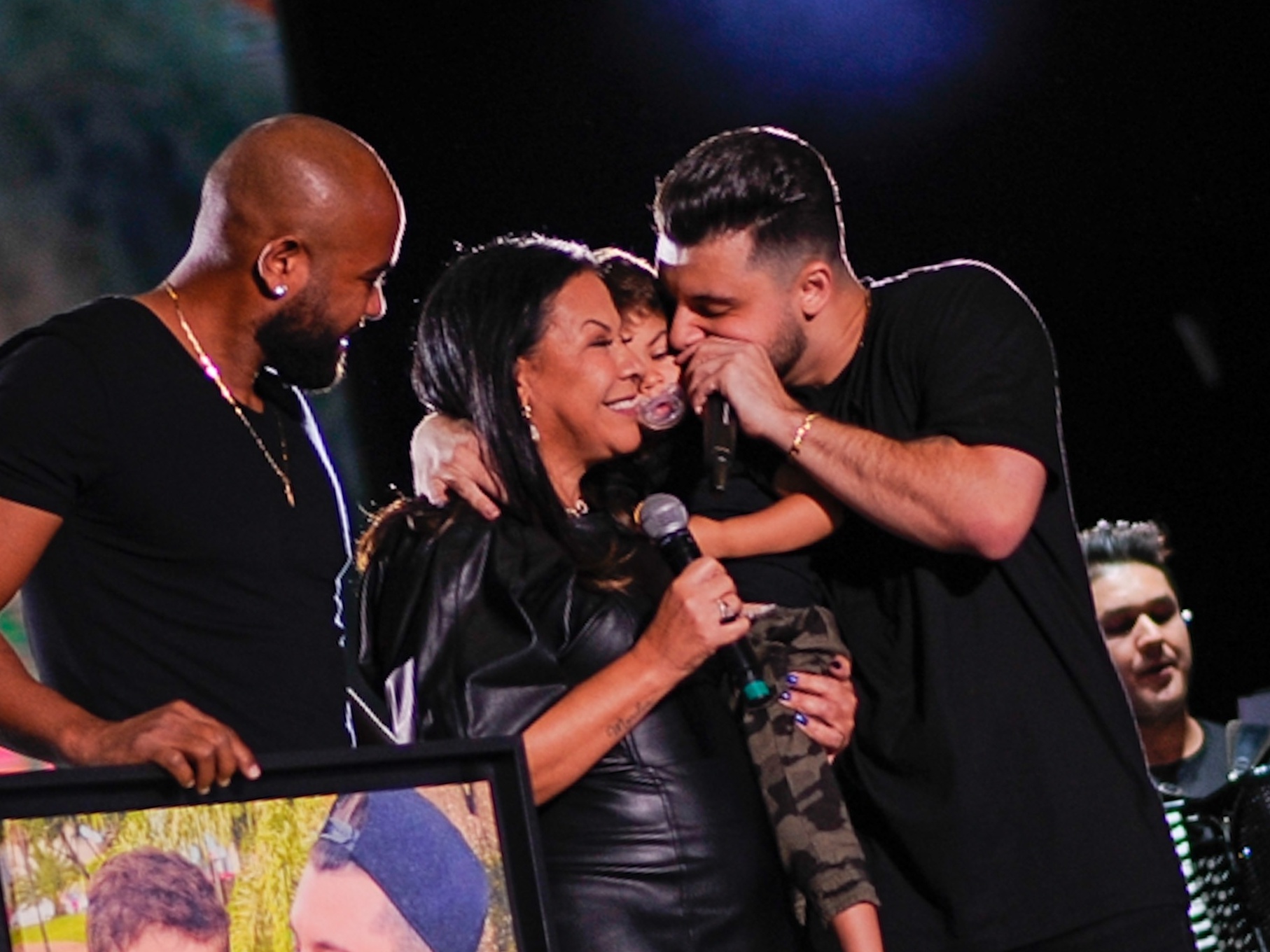 Mãe de Marília Mendonça, Murilo Huff e mais famosos participam de culto em  homenagem à cantora; vídeos, Goiás