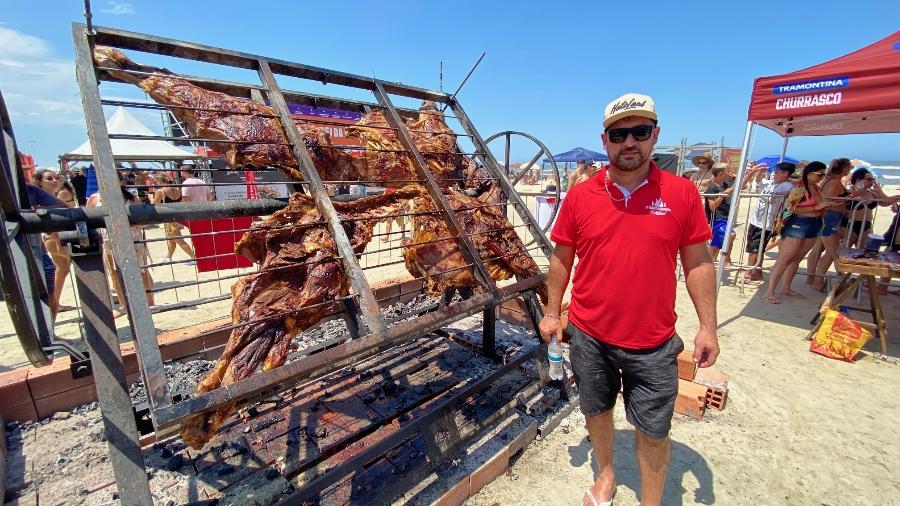 Argeu Coelho Leal Neto, 45 anos, contou que assou 200 kg de carne bovina durante o evento - Luciano Nagel