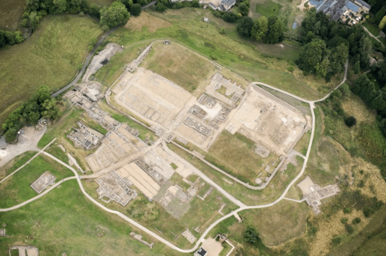 O objeto foi colocado agora em exposição no sítio arqueológico, perto de Hexham, em Northumberland - HISTORIC ENGLAND ARCHIVE/HERITAGE IMAGES VIA GETTY IMAGES - HISTORIC ENGLAND ARCHIVE/HERITAGE IMAGES VIA GETTY IMAGES