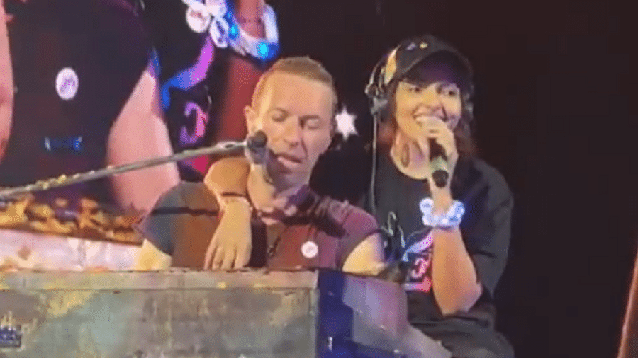 O vocalista Chris Martin chamou Anália ao palco após ver seu cartaz dizendo que gostaria de cantar com o Coldplay - Reprodução