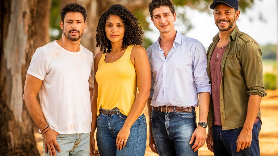 Aline (Barbara Reis), Jonatas (Paulo Lessa), Daniel (Johnny Massaro) e Caio (Cauã Reymond) - Globo/João Miguel Júnior