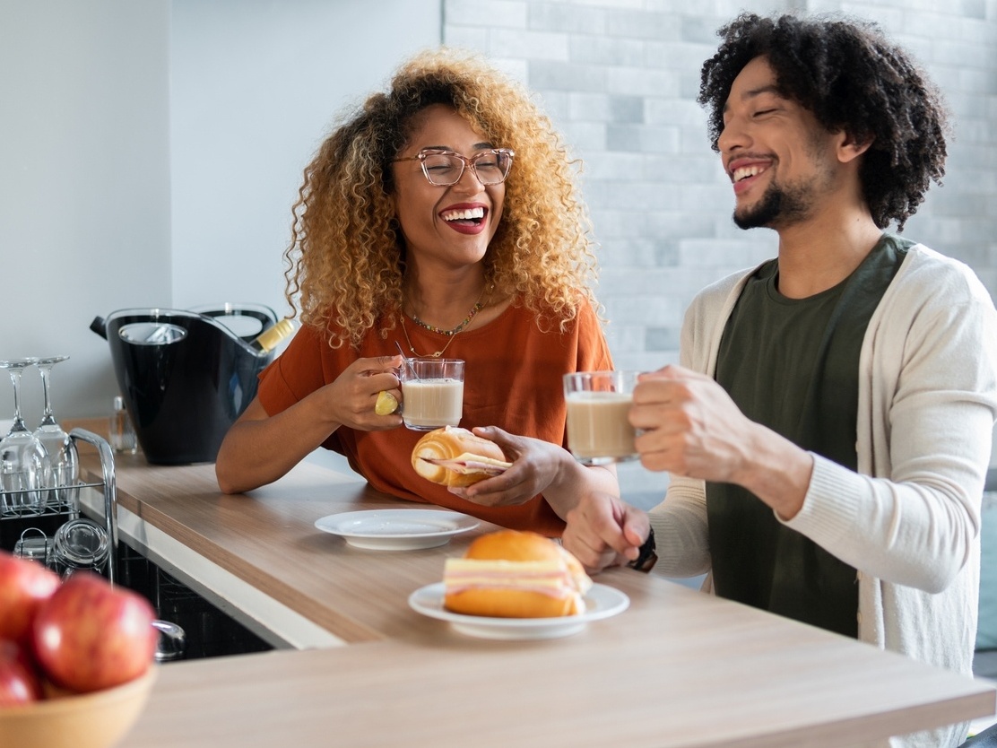 Acorda com muita fome? Veja causas e opções saudáveis para o café da manhã