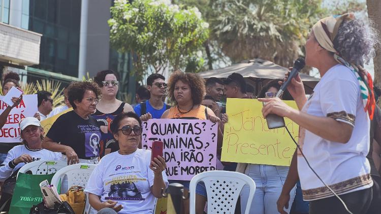 Manifestantes em frente ao Fórum Criminal de Teresina pedem justiça pela morte de Janaína
