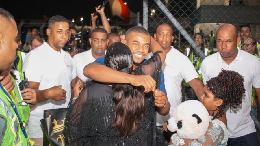 BBB 24: Davi abraça a mãe e é ovacionado por fãs em Salvador