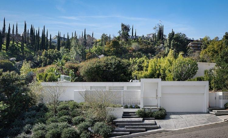 Casa de Matthew Perry fica em uma colina em bairro de Los Angeles