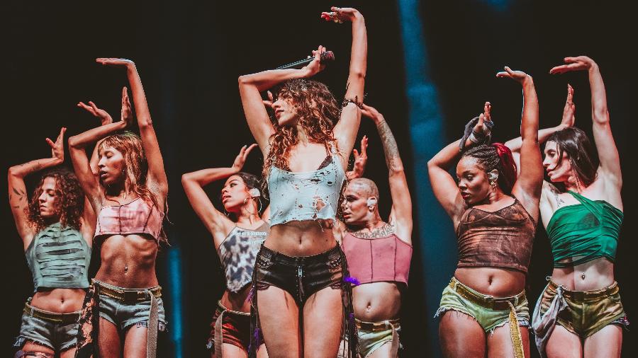 Acompanhada de dançarinas, Marina Sena se apresenta no Nômade Festival, em São Paulo, no domingo (26)