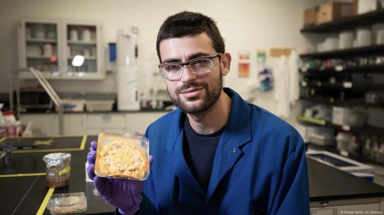 Vayu Hill-Maini realiza experimento com Neurospora cultivado em bagaço de tomate 