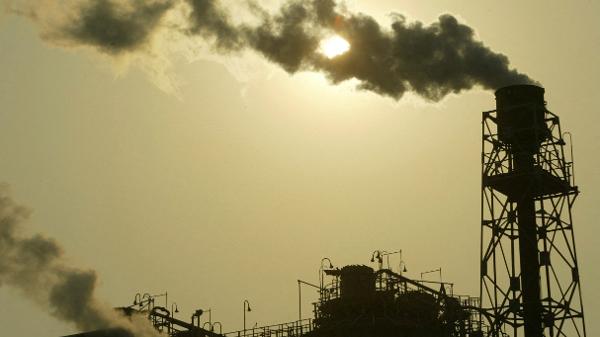 Após Israel atacar Irã, preço do petróleo disparou