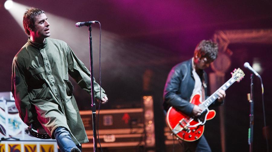 Liam e Noel Gallagher em show do Oasis em 2009, na Alemanha