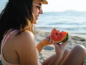 Seu intestino fica desregulado no verão? Veja como evitar problemas comuns