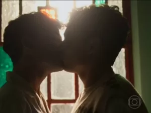 Romance gay de 'Garota do Momento' acerta no tom, mas peca em um detalhe