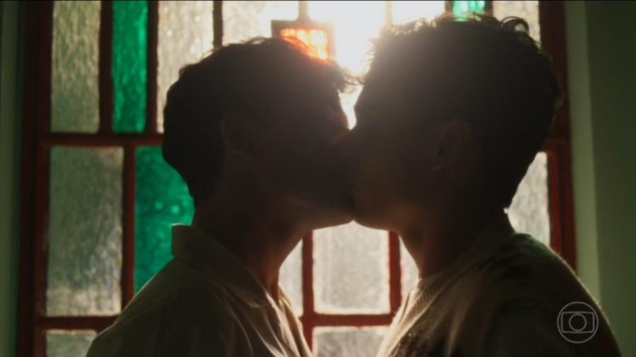 Vinícius (Elvis Vittorio) e Guto (Pedro Goifman) se beijam em 'Garota do Momento' Vinícius (Elvis Vittorio) e Guto (Pedro Goifman) se beijam em 'Garota do Momento'