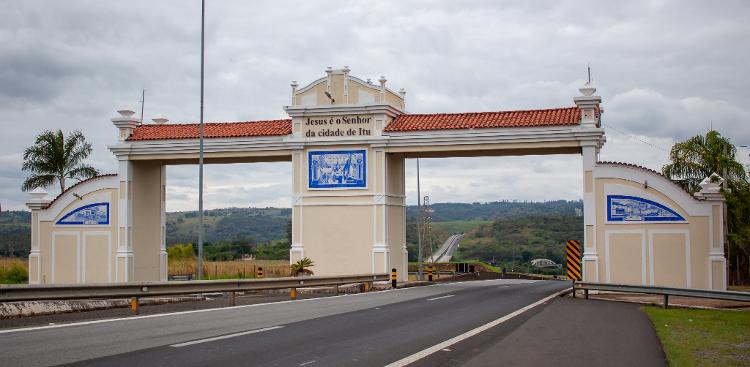 Entrada de Itu (SP) já entrega a tradição católica da cidade Entrada de Itu (SP) já entrega a tradição católica da cidade