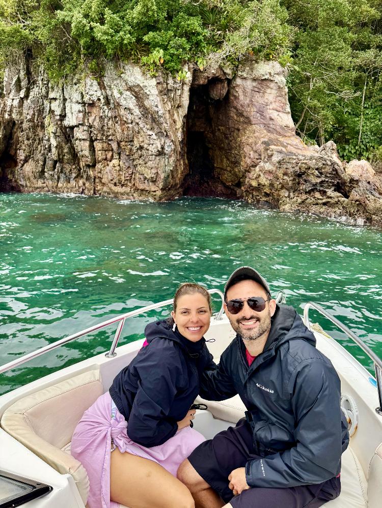 O passeio de barco passa na Caverna da Bruxa