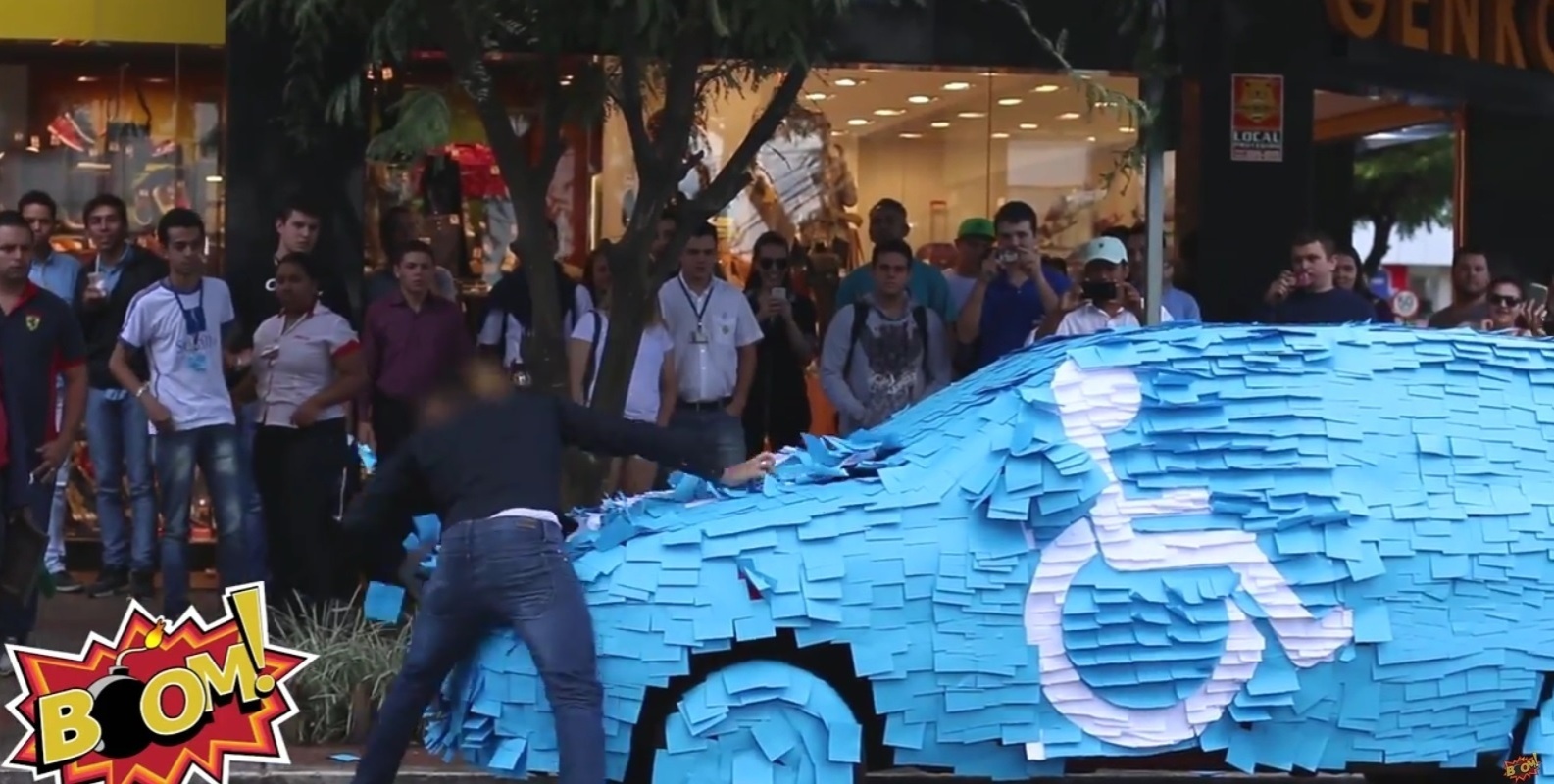 Cena da pegadinha do "Carro na Vaga Para Deficiente" do canal "Boom" - Divulgação